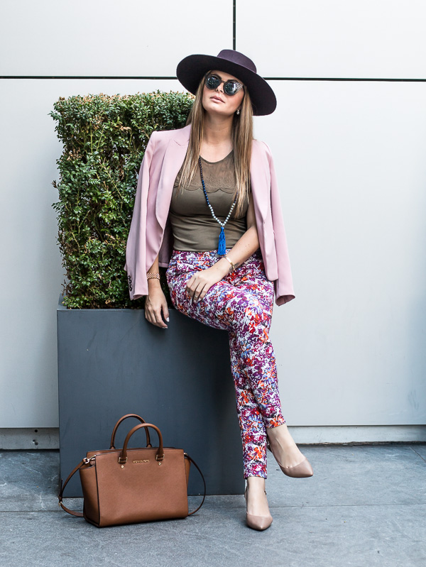 How to Wear Floral Pants - Glamourim