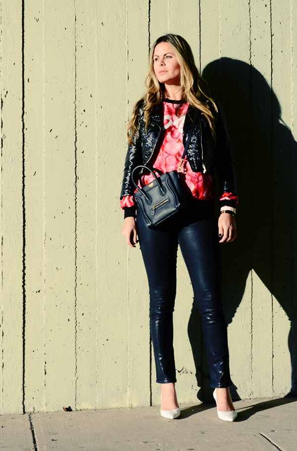 Floral swet shirt and leather jacket in a urban and stylish look, white heels