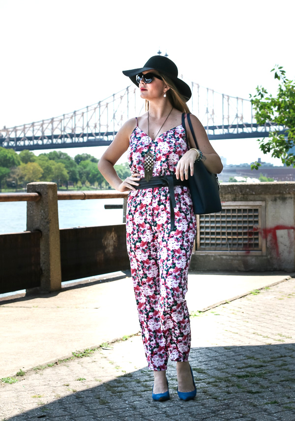 Floral jumper and floppy hat for summer chic outfit